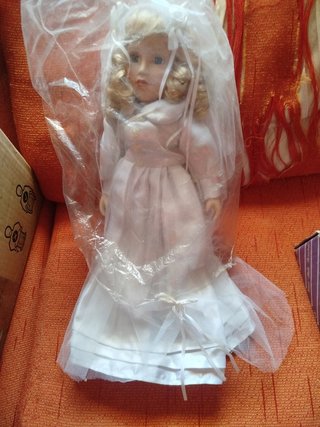 Muñeca de porcelana antigua vestida de novia