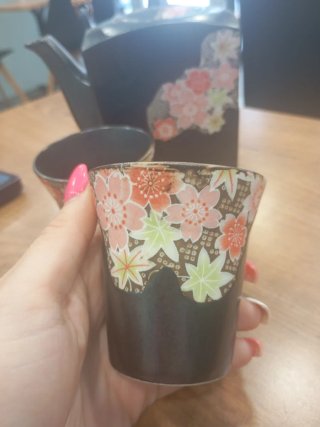 Tetera y 2 tazas con diseño floral