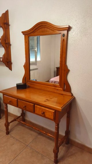 Escritorio de madera con espejo