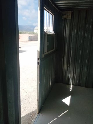 Caseta metálica prefabricada