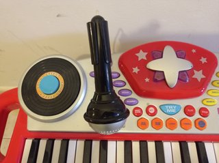 Teclado piano con silla negra