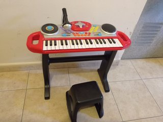 Teclado piano con silla negra