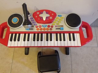 Teclado piano con silla negra