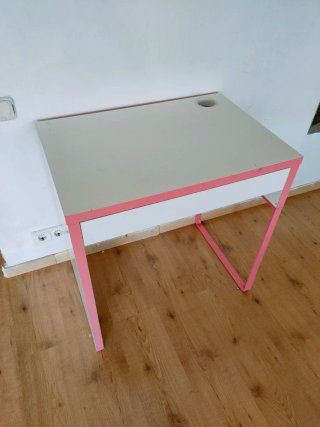 Escritorio infantil rosa y blanco