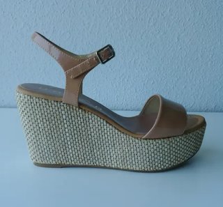 Sandalias Unisa Beige y Doradas