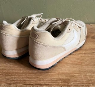Nike MD Runner 2 chica beige/crema