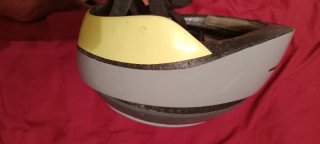 Casco de bicicleta gris y amarillo
