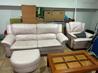 Sofá, sillón reclinable y 2 puffs