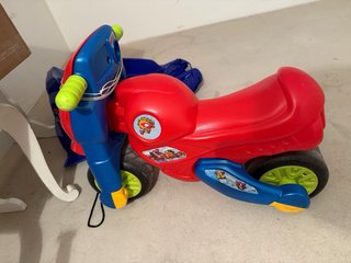 Moto infantil de plástico