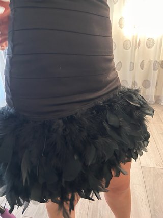 Vestido corto negro con plumas T36