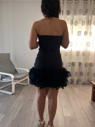 Vestido corto negro con plumas T36
