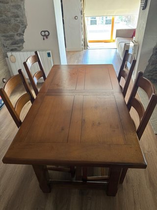 Mesa de comedor de madera maciza.