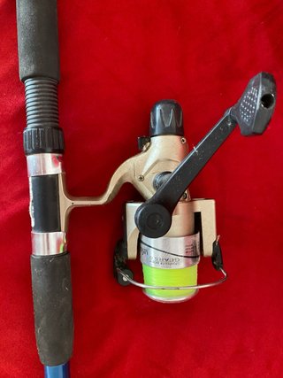 2 cañas de pescar con carretes