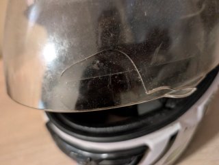 Casco de moto con diseño de calaveras