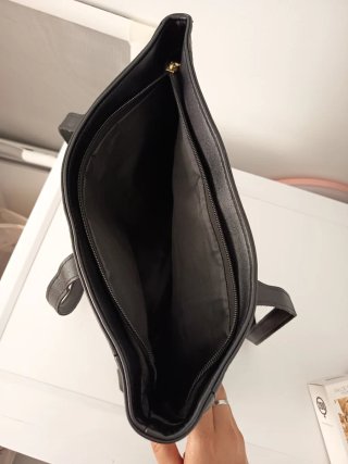Bolso negro con cremallera y bolsillos