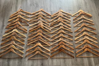 Lote de 50  perchas de madera