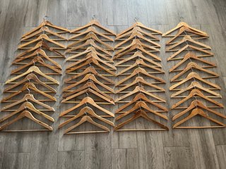 Lote de 50  perchas de madera