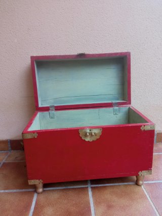 Baúl estilo oriental rojo y dorado