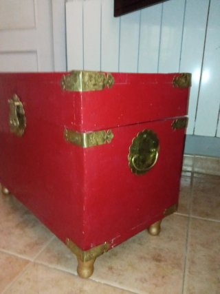 Baúl estilo oriental rojo y dorado