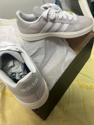 Zapatillas Adidas grises y blancas