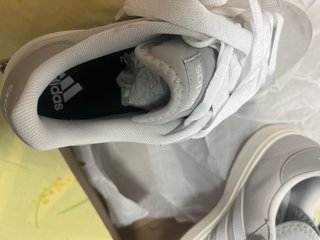 Zapatillas Adidas grises y blancas