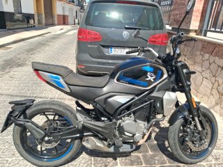 Moto Naked Negra y Azul