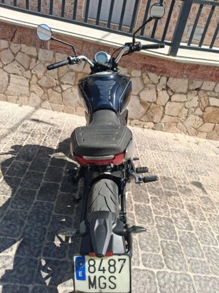 Moto Naked Negra y Azul