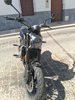 Moto Naked Negra y Azul