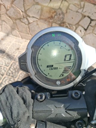 Moto Naked Negra y Azul