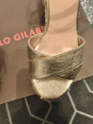 Sandalias cuña piel doradas tachuelas