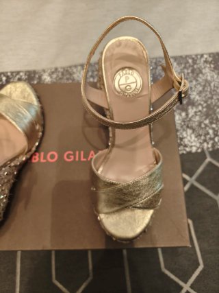 Sandalias cuña piel doradas tachuelas
