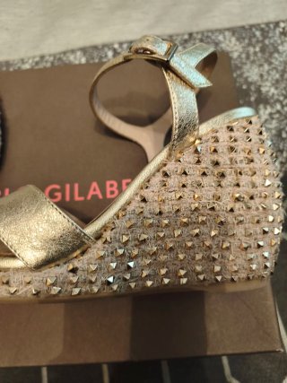 Sandalias cuña piel doradas tachuelas