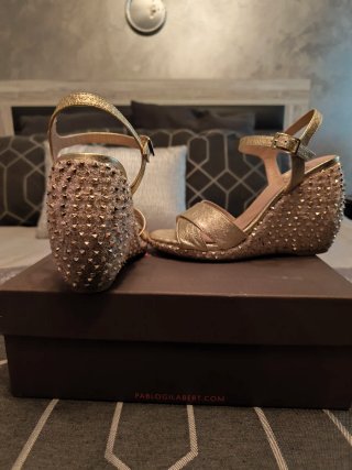 Sandalias cuña piel doradas tachuelas