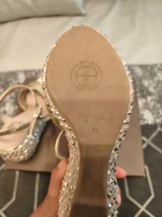 Sandalias cuña piel doradas tachuelas
