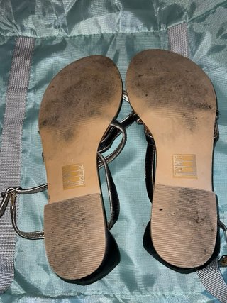 Sandalias ZENDRA negras y doradas