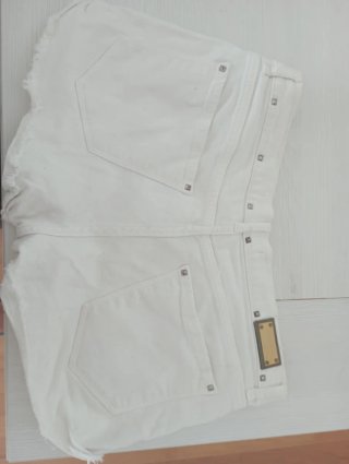 Shorts vaqueros Zara blancos con tachuelas