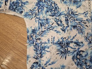 Vestido Guess floral azul y blanco