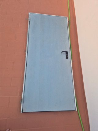 Puerta metálica gris