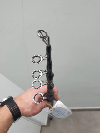 Caña de pescar con carrete y funda