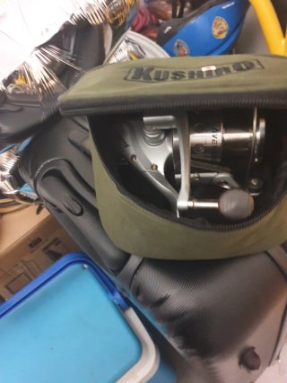 Caña de pescar con carrete y funda