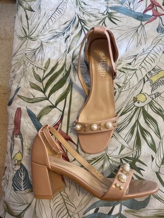 Sandalias tacón Misshe perlas doradas talla 39