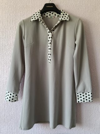 Vestido gris con lunares