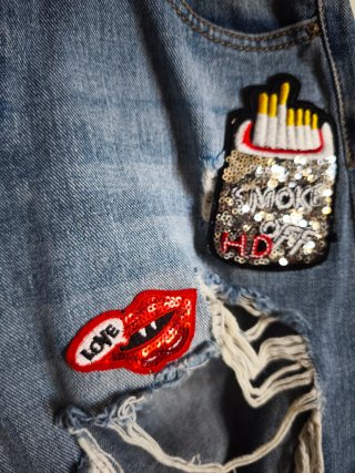 Jeans strappati con patch