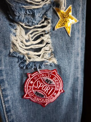 Jeans strappati con patch