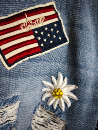 Jeans strappati con patch