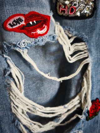 Jeans strappati con patch