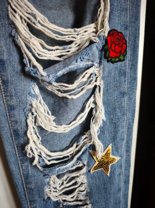 Jeans strappati con patch