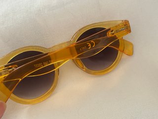 Dos pares de gafas de sol de mujer a la venta junt