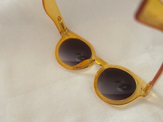 Dos pares de gafas de sol de mujer a la venta junt