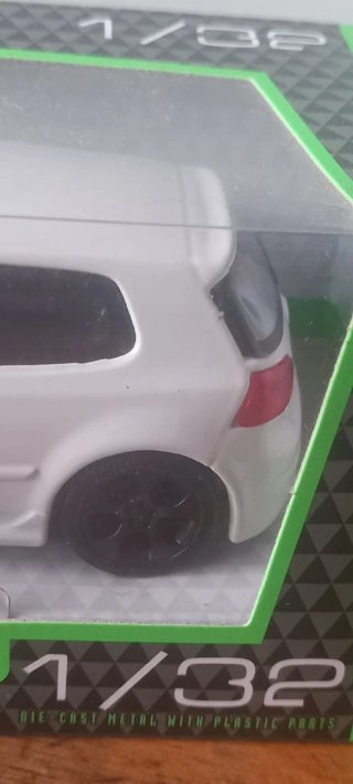 Volkswagen Golf GTI 1:32 Burago